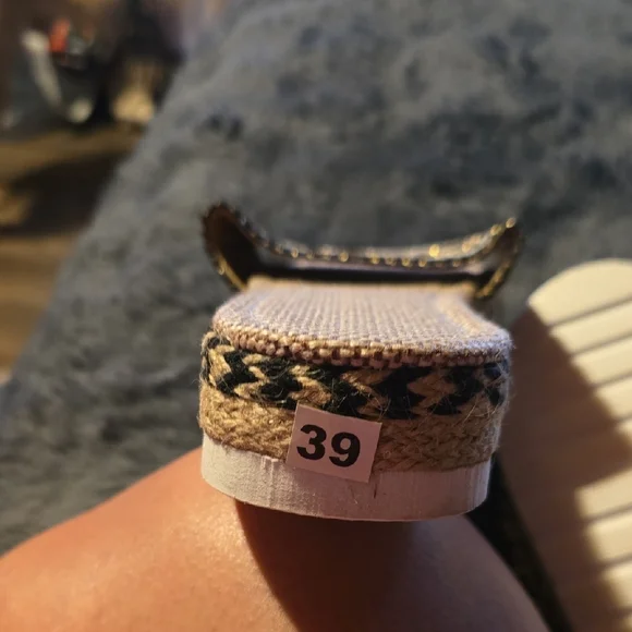 Stylish Woven Platform Sandals - Picture 3 of 3